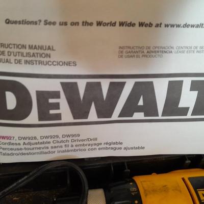 Dewalt DW927 Cordless Adjustable clutch driver/drill with case battery and charger