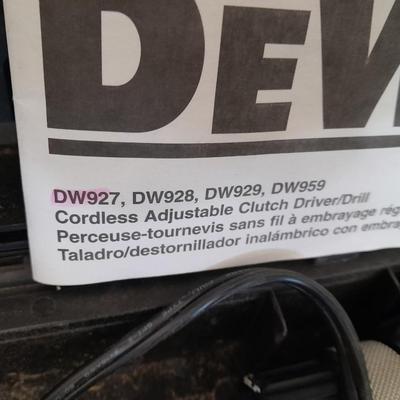 Dewalt DW927 Cordless Adjustable clutch driver/drill with case battery and charger