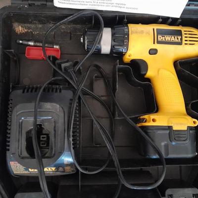 Dewalt DW927 Cordless Adjustable clutch driver/drill with case battery and charger