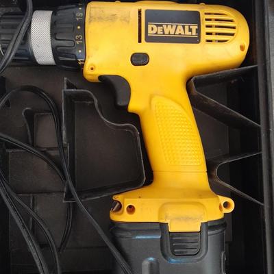 Dewalt DW927 Cordless Adjustable clutch driver/drill with case battery and charger