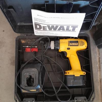 Dewalt DW927 Cordless Adjustable clutch driver/drill with case battery and charger