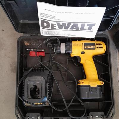 Dewalt DW927 Cordless Adjustable clutch driver/drill with case battery and charger