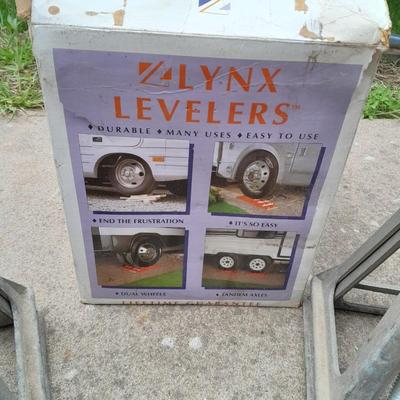 RV / CAMPER Lynx Levelers and 4 RV Camper Aluminum Jack Stands Stabilizers