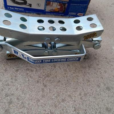 Campbell Hausfeld Inflater / decompressor 115 volt air compressor and a deluxe tire locking chock