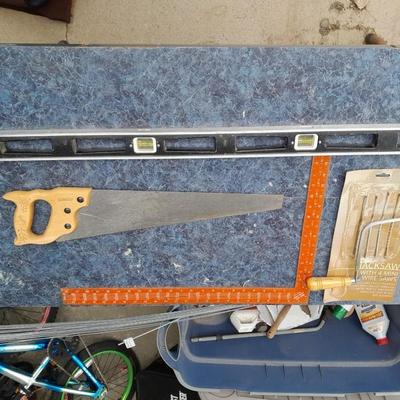 HANDTOOLS - Hacksaw with blades, Square, hand saw and a level