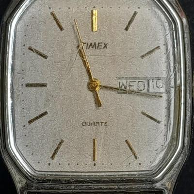 Men's Timex 3-hand Quartz analog wristwatch
