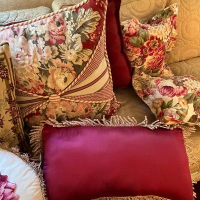 1402 Assorted Floral Throw Pillows