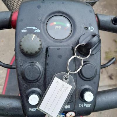 working Electric mobility scooter with battery charger and 3 sets of keys