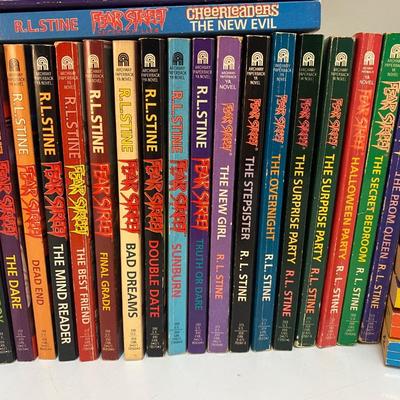 Huge R.L. STINE Fear Street Series Book Lot Young Adult Triller Horror Fiction Paperback Books 1990s