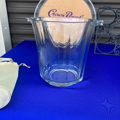 BAR LOT OR WINE LOT, DECANTERS AND OTHER GOODIES