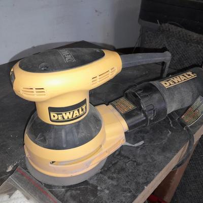 Dewalt electric Random Orbit Palm sander with original box