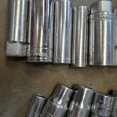 A bunch of different sockets and a torque wrench