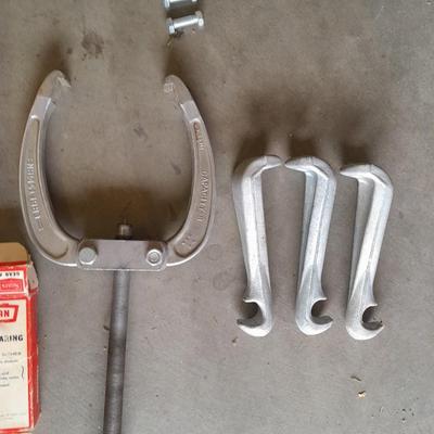 Craftsman gear and bearing pullers