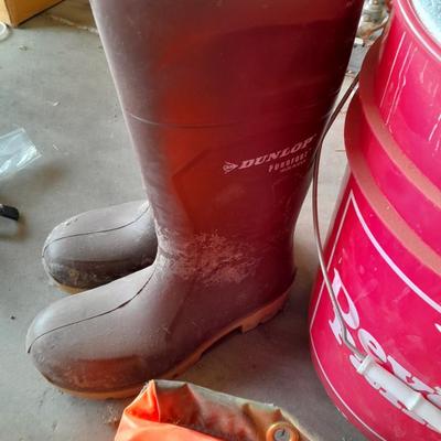 FISHING- Rubber boots size 9,5/ 10 bucket with seat and polar seat cushion