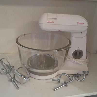 Electronic Sunbeam Mixmaster with two sets of beaters and a mixing bowl