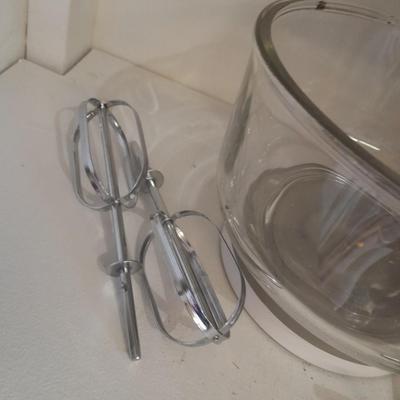 Electronic Sunbeam Mixmaster with two sets of beaters and a mixing bowl