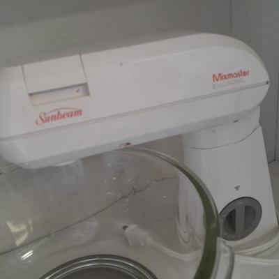 Electronic Sunbeam Mixmaster with two sets of beaters and a mixing bowl