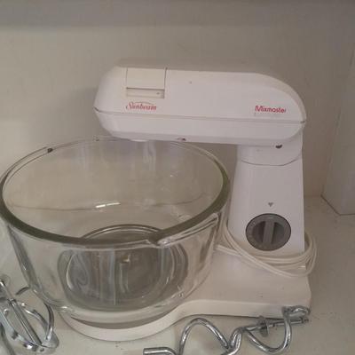 Electronic Sunbeam Mixmaster with two sets of beaters and a mixing bowl