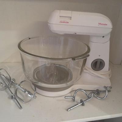 Electronic Sunbeam Mixmaster with two sets of beaters and a mixing bowl