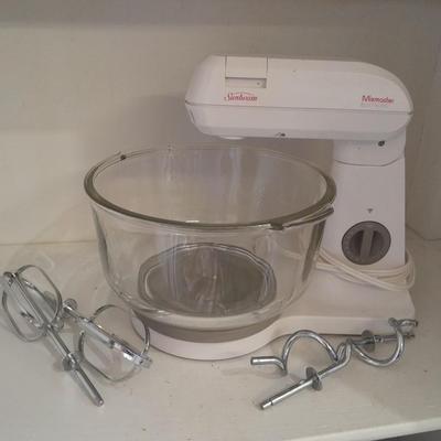Electronic Sunbeam Mixmaster with two sets of beaters and a mixing bowl