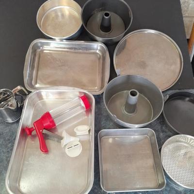 Let's bake some good foods! Metal baking pans