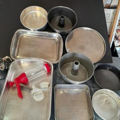 Let's bake some good foods! Metal baking pans