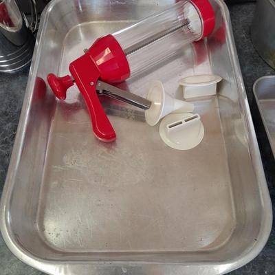 Let's bake some good foods! Metal baking pans