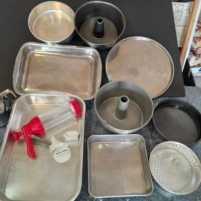 Let's bake some good foods! Metal baking pans