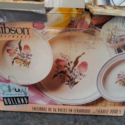 New Gibson casual holland 16-piece stoneware set, service for 4