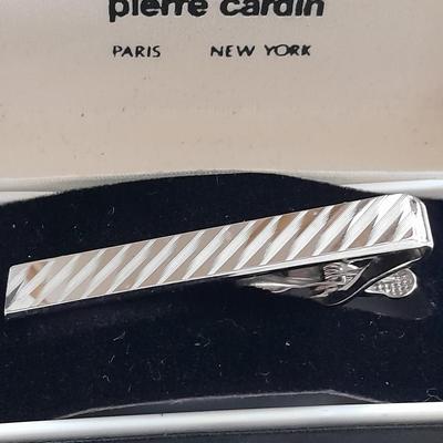Men's tie clip and cuff links