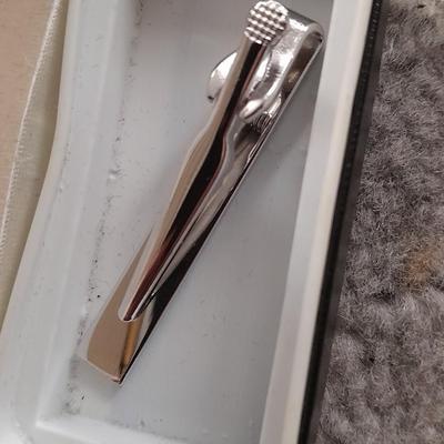 Men's tie clip and cuff links