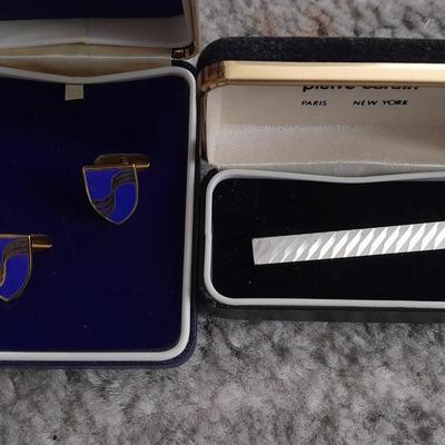 Men's tie clip and cuff links