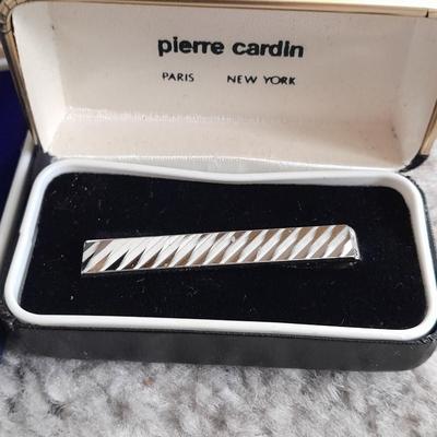 Men's tie clip and cuff links