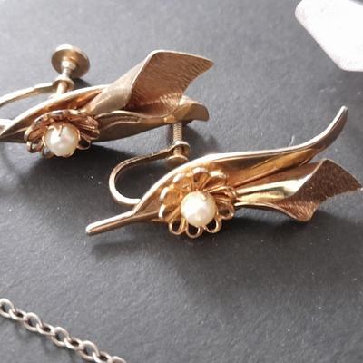 Cameo necklace with matching earings, and more