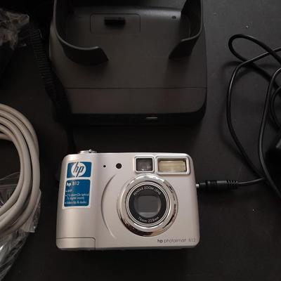 HP digital camera with case, charger and accessories