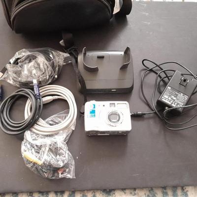 HP digital camera with case, charger and accessories