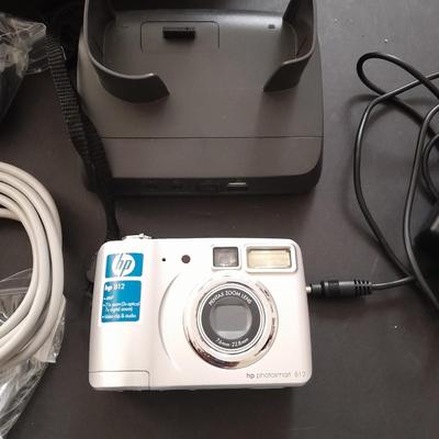 HP digital camera with case, charger and accessories