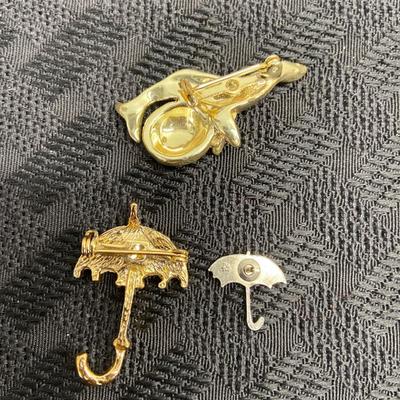 Gold seal and umbrellas
