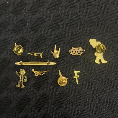 Assorted goldtone pins