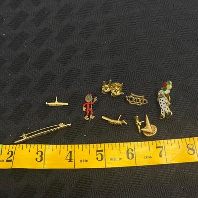 Assorted goldtone pins