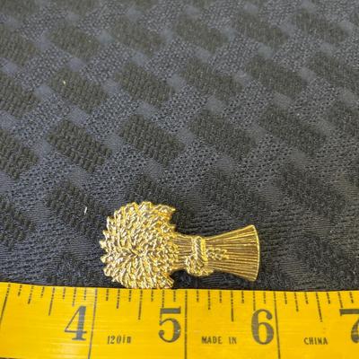 1970 Vintage Stalk of Wheat Brooch textured Goldtone