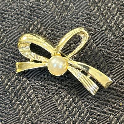Vintage Gerrys Bow With Faux Pearl Brooch/Pin 1.5" Gold Tone