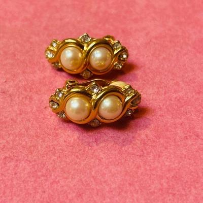 Fabulous Richelieu VTG Gold Tone Swirl With Double Faux Pearl Rhinestone Clip Earrings