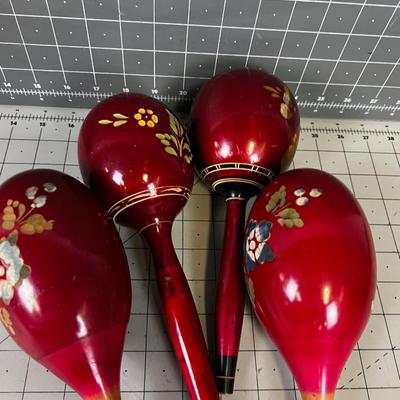 2 SETS OF MARACAS 