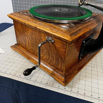 Victor Talking Machine Company. Victor Phonograph