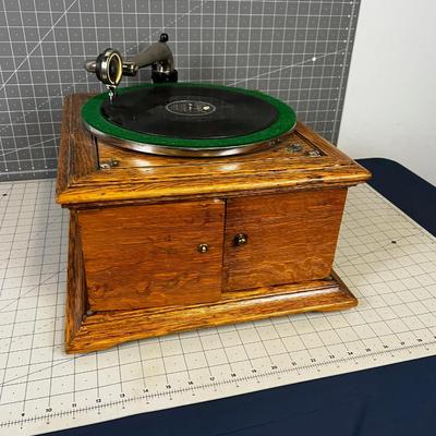 Victor Talking Machine Company. Victor Phonograph