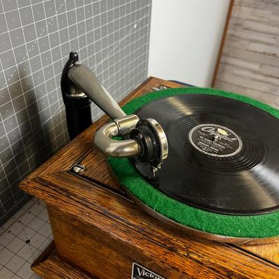 Victor Talking Machine Company. Victor Phonograph