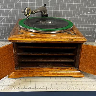 Victor Talking Machine Company. Victor Phonograph