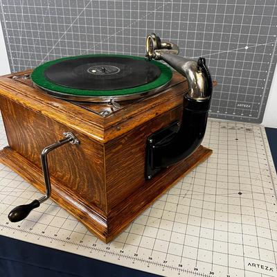 Victor Talking Machine Company. Victor Phonograph