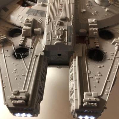1049 - Star Wars Millennium Falcon, with Chewbacca and Han Solo action figures